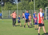 Laatste training S.K.N.W.K. JO8-1 (partijtje tegen de ouders) van maandag 2 juni 2025 (106/123)
